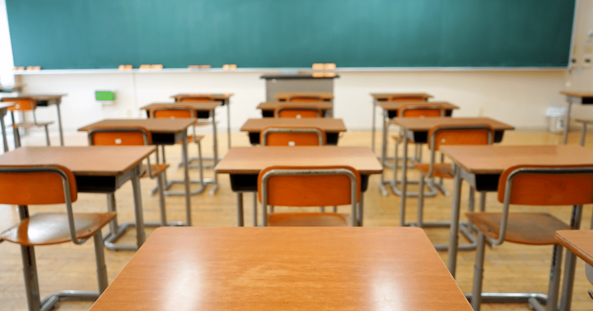 คุณพ่อกล่าวคำพูดกลางการประชุมผู้ปกครอง