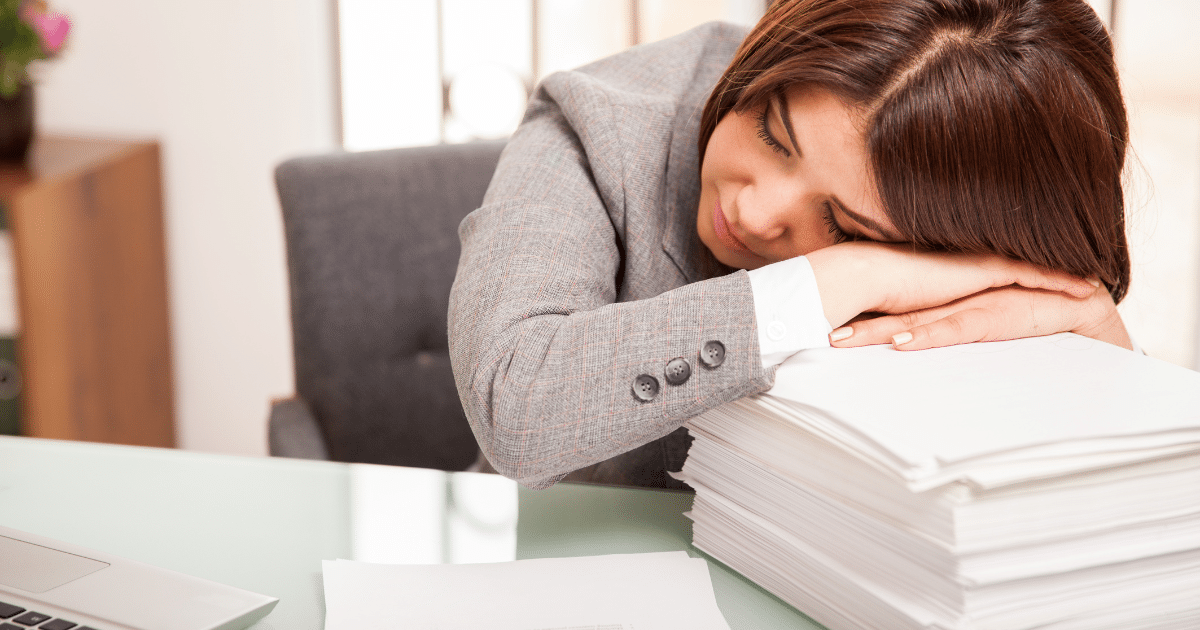 ข้อเสียของการนอนกลางวัน เปิดความจริงที่คุณควรรู้ งีบอย่างไรให้ไม่ปวดหัวหลังตื่น