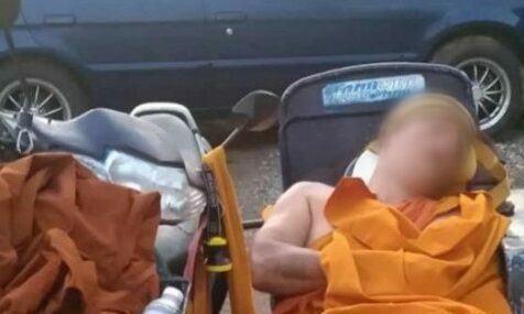 ชายนุ่งจีวร นอนเมาบนรถพ่วงข้าง