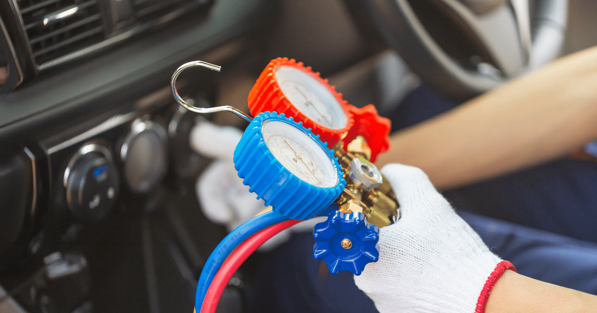 ช่างเครื่องปรับอากาศรถยนต์ขนาดเล็ก