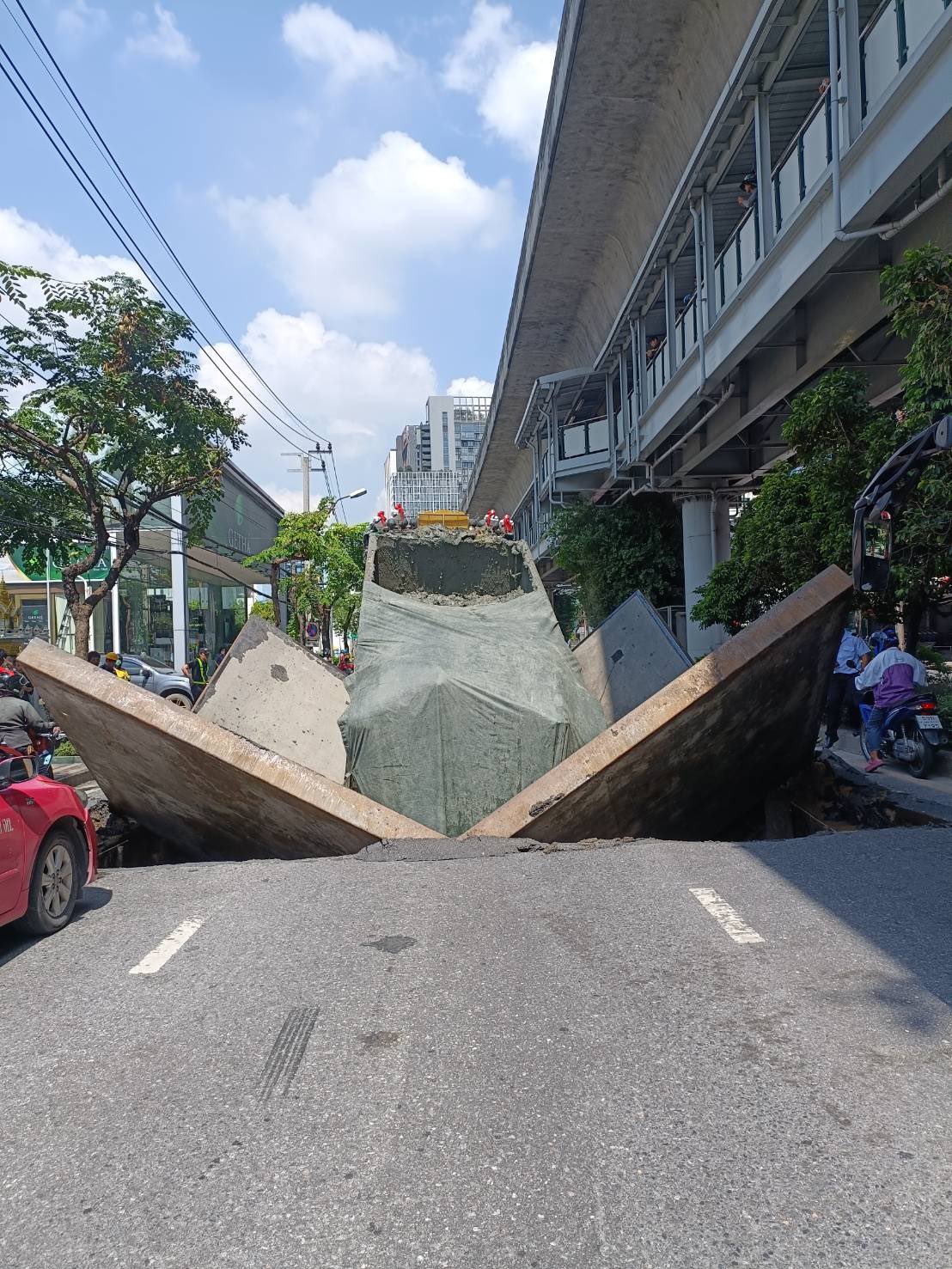 ถนนทรุดตัวขณะรถบรรทุก 10 ล้อขับผ่าน