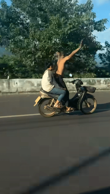 สุดจัด นักซิ่งโชว์สกิลปล่อยมือยืนขี่มอเตอร์ไซค์ คนถ่ายคลิปโผล่แซวสงสัยจัดมาเต็มคาราเบล