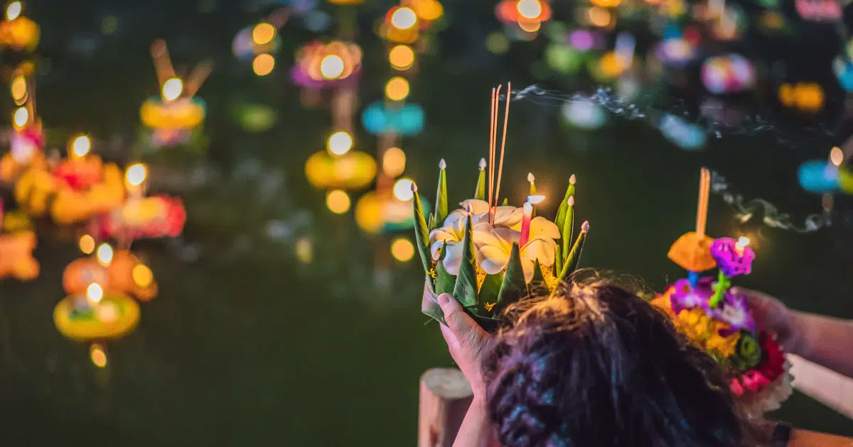 วิธีขอขมาพระแม่คงคา คำอธิษฐานวันลอยกระทง 2566 เสริมสิริมงคลส่งท้ายปี