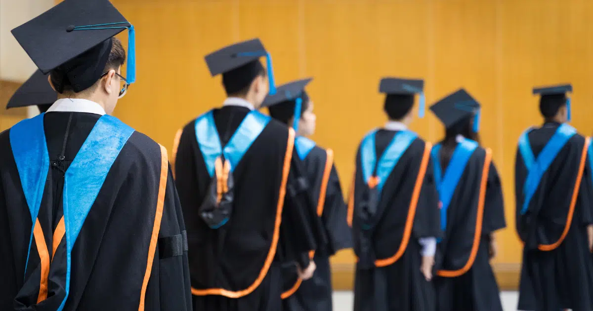 ฝันว่าเรียนจบระดับปริญญาโท