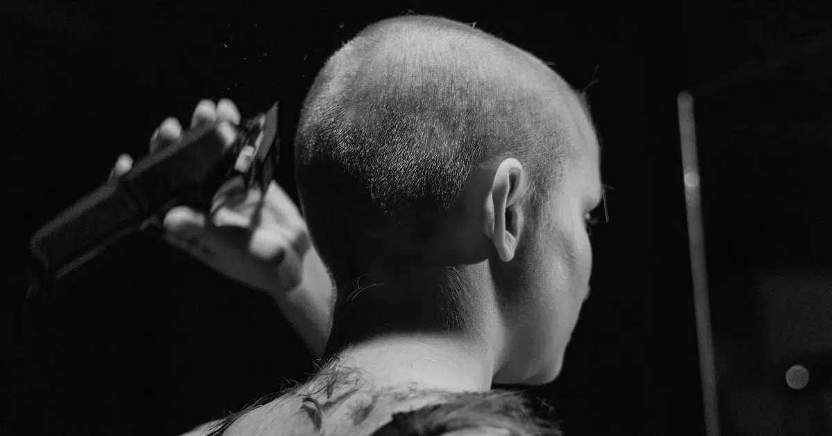 ฝันว่าโกนหัวด้วยตัวเอง