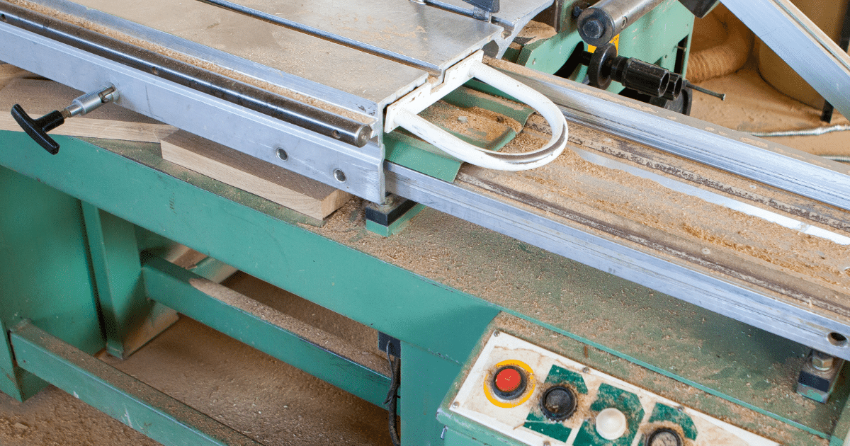 พนักงานผลิตชิ้นส่วนเฟอร์นิเจอร์ไม้จริงด้วยเครื่องจักรอัตโนมัติ