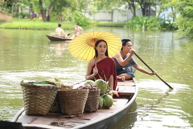 เรื่องย่อ ‘พรหมลิขิต’ EP.16 พุดตานเศร้าใจพ่อริดกอดแม่กลิ่น-แม่หญิงแพรจีนให้พ่อช่วยคลุมถุงชน