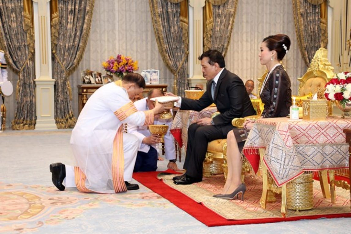 พระบาทสมเด็จพระเจ้าอยู่หัว ทรงรับทูลเกล้าฯ ถวายปริญญาดุษฎีบัณฑิตกิตติมศักดิ์ จากจุฬาฯ