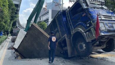 ดินในรถบรรทุก ถนนทรุดตัวสุขุมวิท 64 1