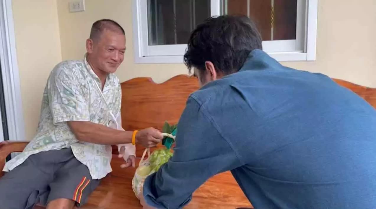 ว่าน ธนกฤต มอบกระเช้าให้ผู้บาดเจ็บ