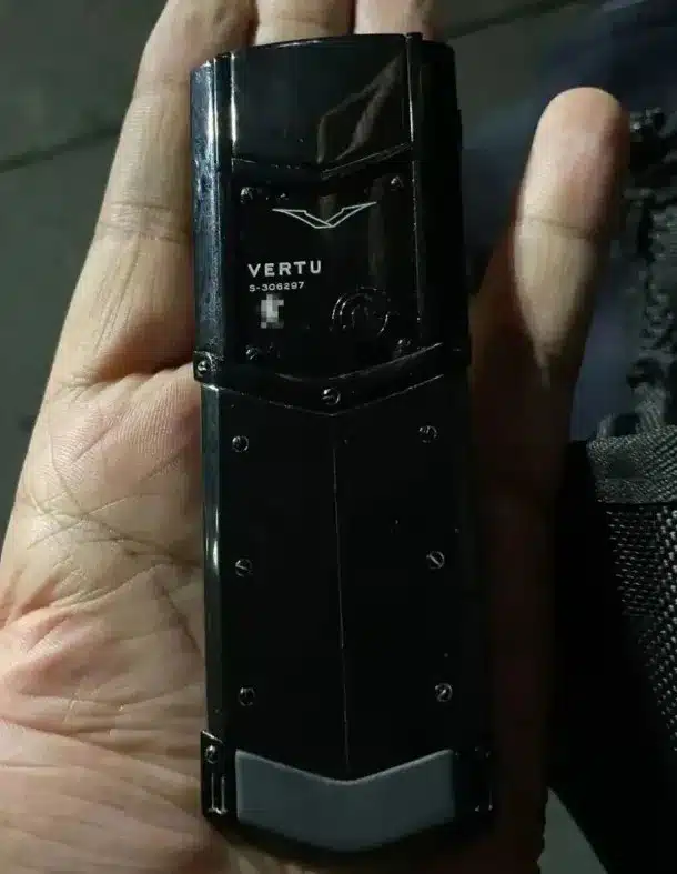 สาวจีนเก็บมือถือ