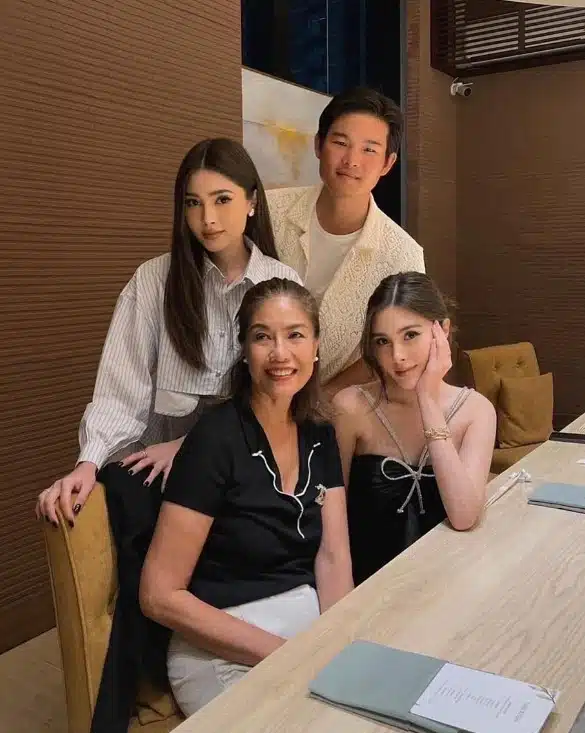 นิกกี้ นิโคล เติบในครอบครัวคนดัง