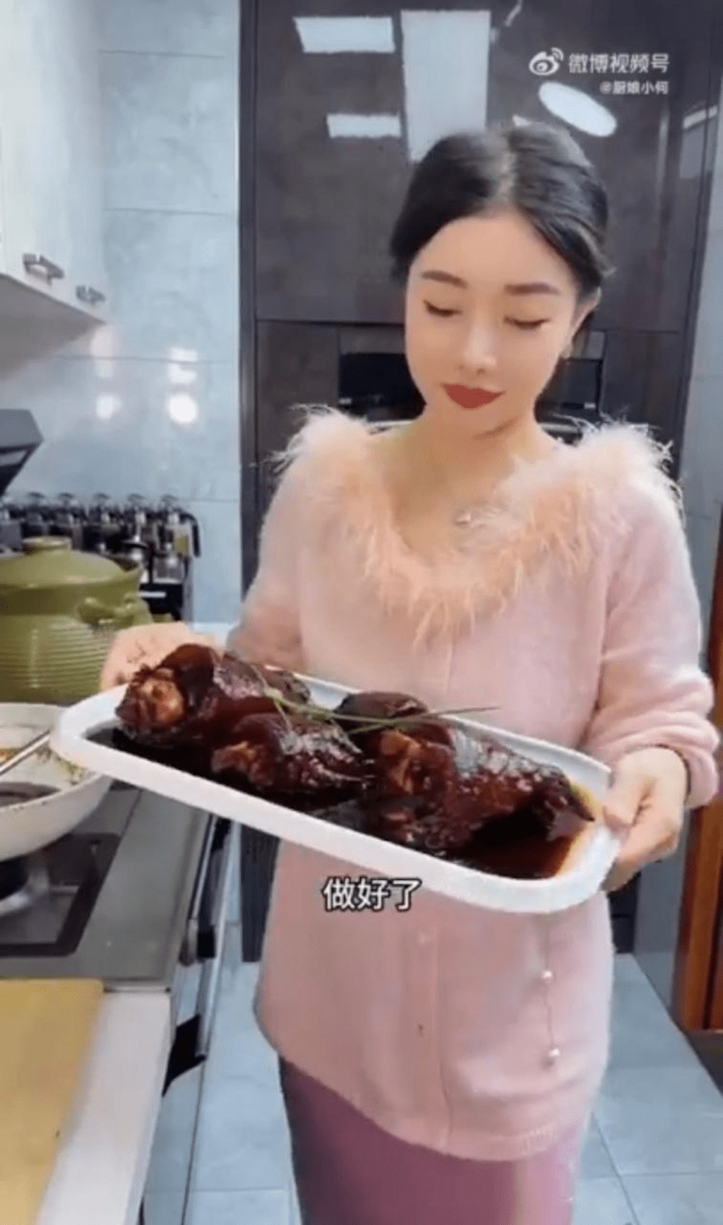 เน็ตไอดอลจีน กินจระเข้