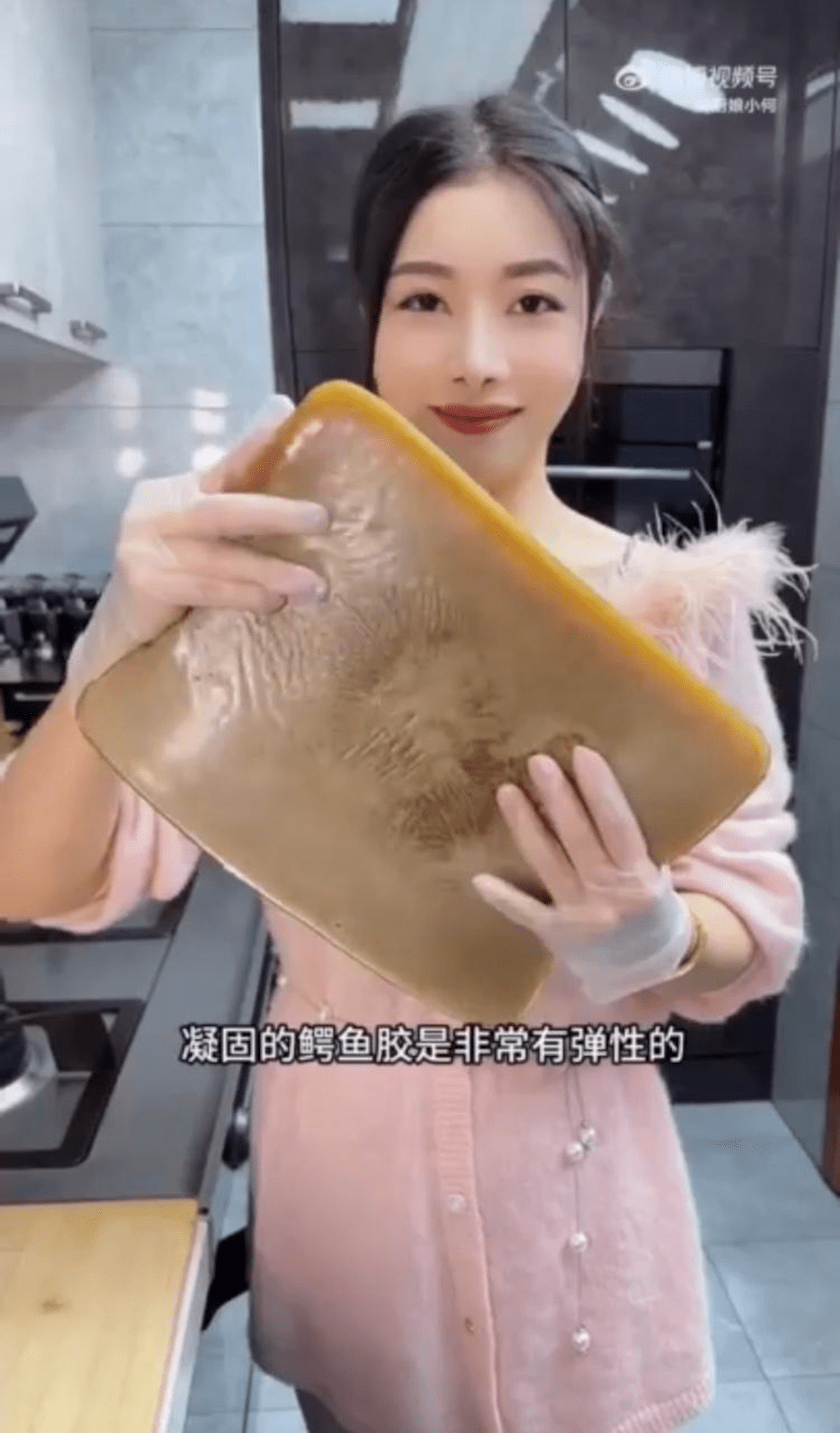 เน็ตไอดอลจีน ถลกหนังจระเข้