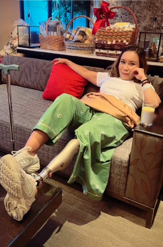 เปิดภาพ เหยื่อทางเลื่อนดอนเมือง ชีวิตกลับมาสดใส ฝึกเดิน-ว่ายน้ำด้วยขาเทียมได้แล้ว