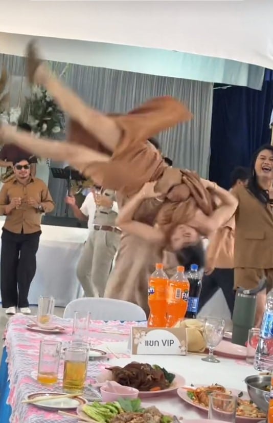 เพื่อนเจ้าสาวแดนซ์จัดเต็ม เพื่อนแต่งงานทีเดียว โชว์ลีลาสะบัดไม่แคร์ชุด