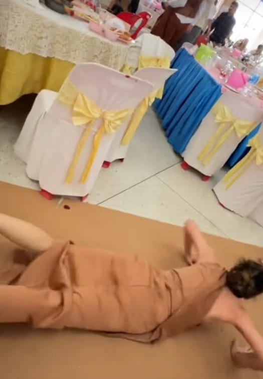 เพื่อนเจ้าสาวแดนซ์จัดเต็ม เพื่อนแต่งงานทีเดียว โชว์ลีลาสะบัดไม่แคร์ชุด