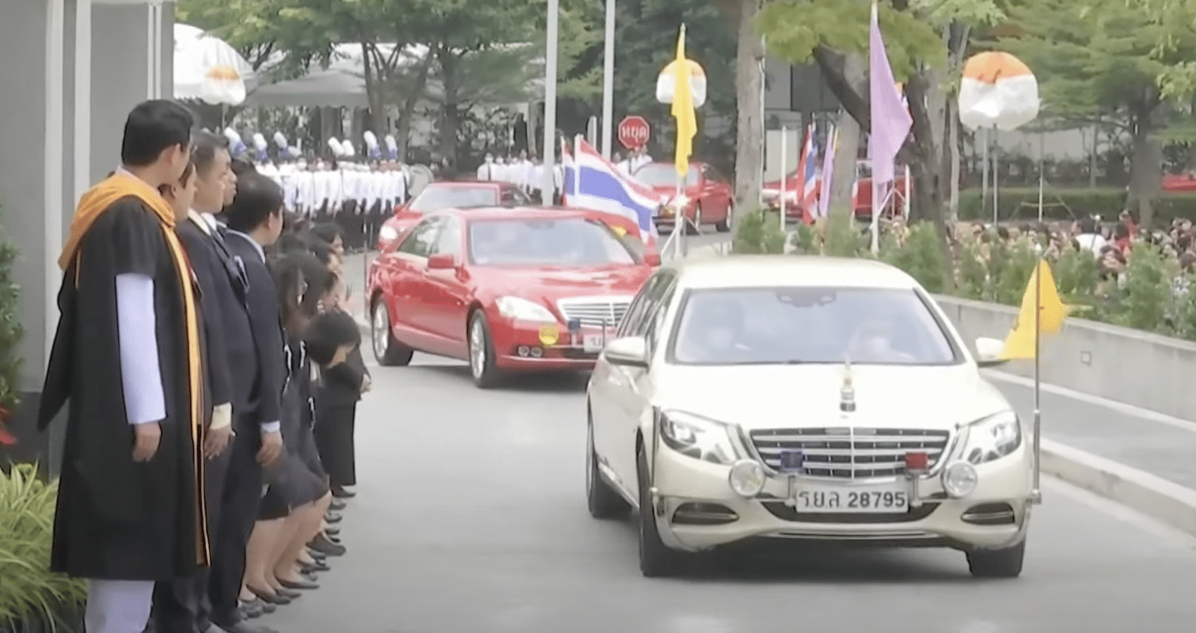 ทะเบียนนำโชค สมเด็จพระนางเจ้าฯ พระบรมราชินี รับพระราชทานปริญญาบัตรจากมหาวิทยาลัยธรรมศาสตร์