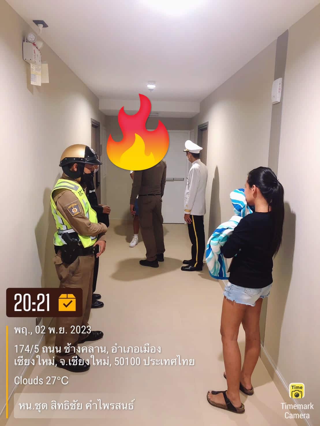 เจ้าหน้าที่ตำรวจและนิติคอนโดเข้าไปตรวจสอบห้องที่เสพกัญชา