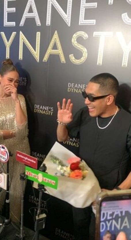 โต้ง ทูพี มอบดอกไม้ พลอย กลางงาน