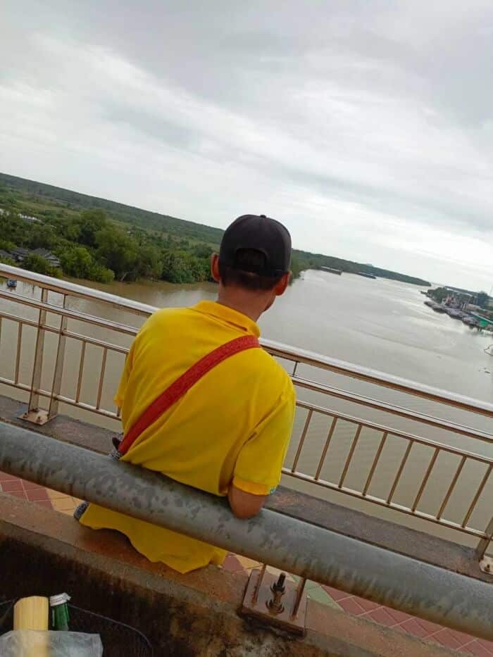 ภาพก่อนนายจิตกร ตัดสินใจกระโดดแม่น้ำตาปี