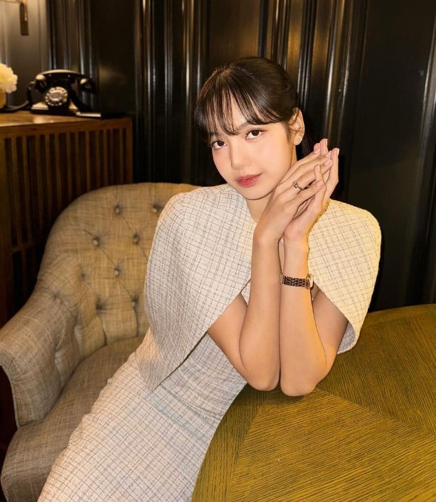 ลิซ่า ชุดรับเครื่องราชย์