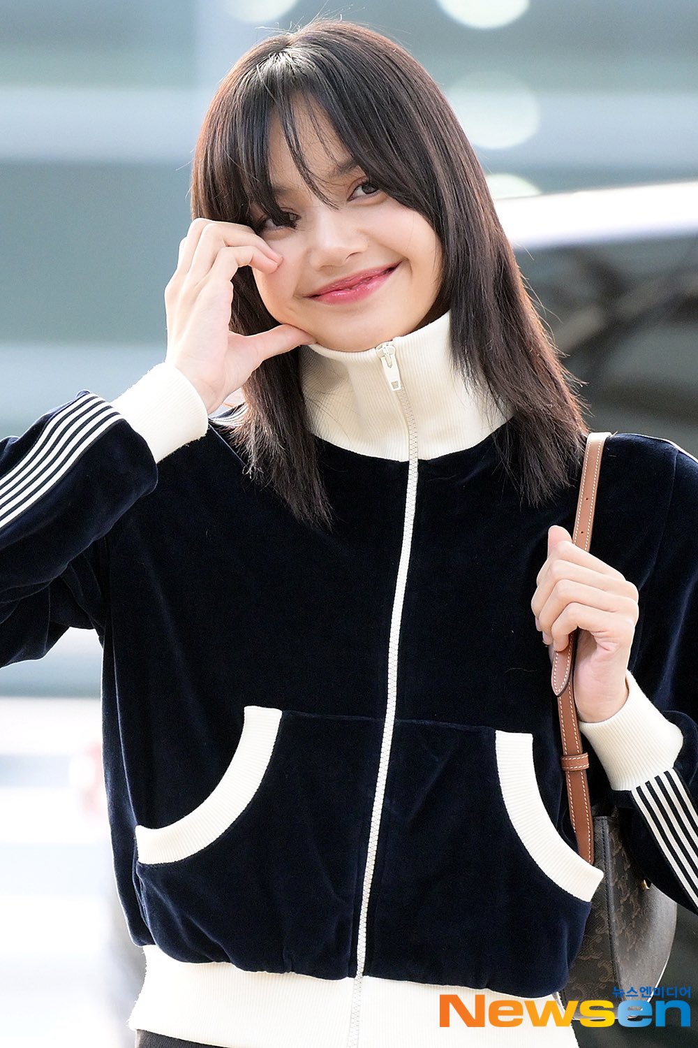 ส่องแฟชันสนามบิน ‘ลิซ่า BLACKPINK’ กลับไทย ใส่แบรนด์เนมทั้งตัว 2 แสนบาท (1)