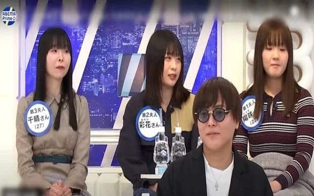 ชายญี่ปุ่นตกงาน 10 ปี มีเมีย 4 แฟน 2 ตั้งเป้าหาสาวเพิ่มทำเป็นฮาเร็มย่อม ๆ พร้อมผลิตลูกเพิ่มอีก 54 คนให้โลกจารึก วันที่ 27 ธันวาคม 2566 สื่อต่างประเทศรายงานเรื่องราวสุดแปลกจากประเทศญี่ปุ่น กรณีนายริวตะ วาตาเบะ วัย 35 ปี หนุ่มมากรักจากซัปโปโร ฮอกไกโด ซึ่งให้สัมภาษณ์ผ่านรายการทีวี &quot;Abema Prime&quot; ว่าเขามีภรรยาและแฟนหลายคนเพราะเขา “รักผู้หญิงมาก” และไม่สามารถปฏิเสธคนที่มีความรู้สึกต่อเขาได้ ปัจจุบัน นายริวตะ อาศัยอยู่กับภรรยา 4 คน และมีลูก 3 คน ยังไม่รวมแฟนสาวอีก 2 คน ซึ่งผู้หญิงเป็นคนออกค่าใช้จ่ายทั้งหมด เนื่องจากเขาว่างงานมาเป็นระยะ 10 ปี “เมื่อผมตระหนักถึงบุคลิกด้านความรักที่ไม่จำกัดของตัวเอง ผมและสาว ๆ ก็อยู่ในสภาพเช่นนี้ด้วยกันได้ ตราบใดที่เรามีความรักให้กันอย่างเท่าเทียม จะไม่มีเรื่องไม่พึงประสงค์เกิดขึ้น” นายริวตะ กล่าว นายริวตะ เผยว่าเขายกย่องให้ &quot;โทกูงาวะ&quot; ซึ่งเป็นโชกุนลำดับที่ 11 เป็นไอดอล ด้วยสาเหตุที่ว่าเขาเป็นนายพลที่ปกครองบรรดาภรรยาไว้ใต้อาณัติ และมีลูกมากถึง 53 คนได้ ริวตะจึงเป้าหมายว่าเขาจะต้องมีลูก 54 คน เพื่อเอาชนะสถิติดังกล่าว อีกทั้งเป้าหมายว่าจะขยาย &quot;ฮาเร็ม&quot; ที่รายล้อมไปด้วยสาว ๆ ที่เขารัก โดยเขาเองยอมรับว่าค่าใช้จ่ายทั้งหมดเป็นของภรรยา ตกเดือนละประมาณ 840,000 เยน หรือราว ๆ 2 แสนบาท โดยเขารับผิดชอบเรื่องในบ้านอย่างการทำอาหารหรือทำความสะอาดบ้านแทน ในญี่ปุ่นยังไม่มีกฎหมายหรือธรรมเนียมเรื่องการมีภรรยาหลายคน ริวตะ จึงไม่สามารถจดทะเบียนสมรสกับเหล่าภรรยาทุกคนได้ แต่ทั้งหมดยินดีที่จะอาศัยอยู่ร่วมชายคาเดียวกัน เสียงของผู้ชมรายการและความคิดเห็นจากชาวเน็ตเผยว่า คนที่มีตรรกะแปลกไม่น่าใช่นายริวตะ แต่เป็นผู้หญิงของเขามากกว่าที่ยินดีจะคบหาและเป็นเพื่อนกับภรรยาที่เหลือ บางคนกล่าวว่าผู้หญิงอาจมีฐานะอยู่แล้วถึงเลี้ยงดูเขาได้ และมองว่าริวตะอาจเป็นชายหนุ่มที่มีความพิเศษบางอย่าง ทุกคนถึงอยากอยู่กับเขา ขอบคุณข้อมูลจาก : kenh14.vn อ่านข่าวที่เกี่ยวข้องเพิ่มเติม หญิงมาเลฯ เข้าร้องทางการ ถูกสามีบอกเลิก ขณะป่วยเป็นมะเร็งเต้านมระยะที่ 4 รวบสามีฝรั่งเศส ผู้ต้องสงสัยก่อเหตุเหี้ยม ฆ่าลูกเมีย 5 ศพ ใกล้กรุงปารีส ตะลึง เธอทำได้ยังไง นักเรียนหญิงม.ปลายญี่ปุ่น อัดคลิป 18 วิ คนดูทะลัก 4 ล้านวิว