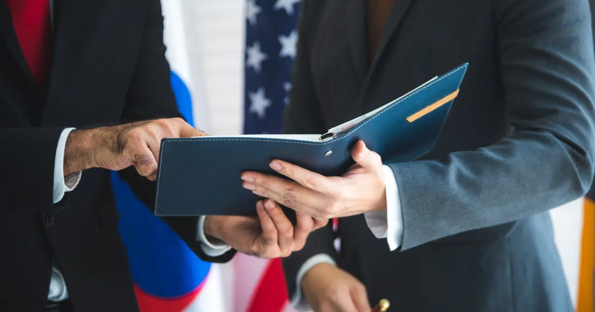 เงินเดือนนักการทูต คุณวุฒิปริญญาตรีขึ้นไปทุกสาขา เช็กอัตรารายได้สูง-ต่ำ