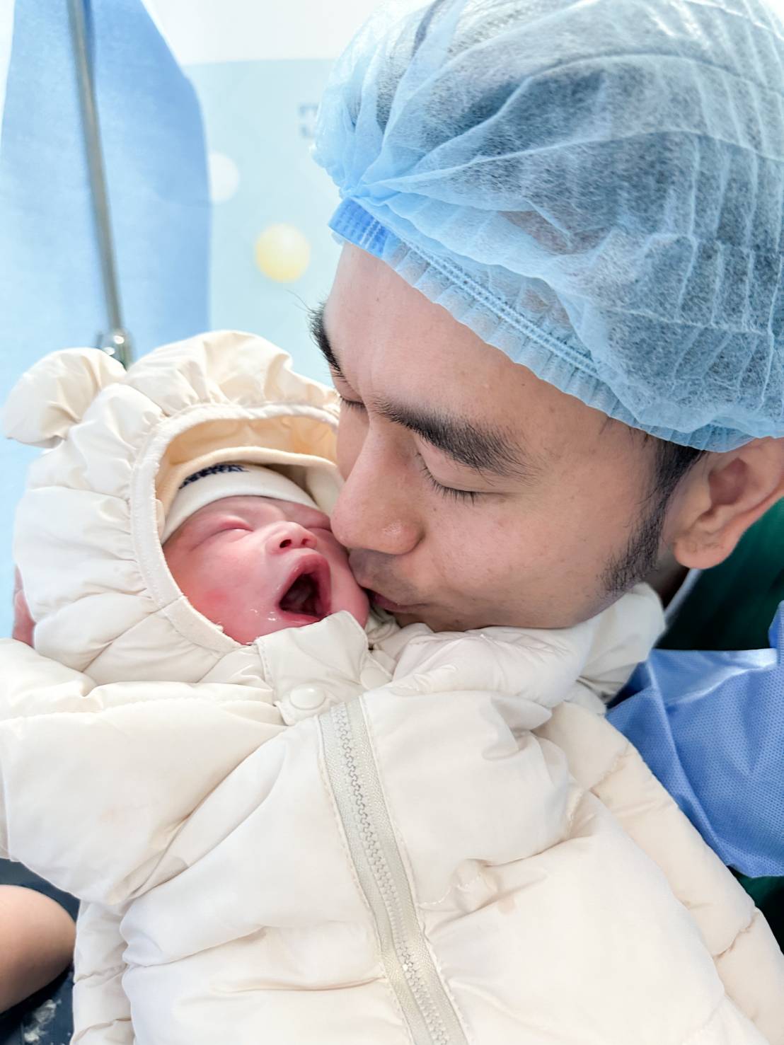 ร่วมยินดี 'เต๊ะ ศตวรรษ' เป็นคุณพ่อเต็มตัว ภรรยาคลอดลูกสาว 'น้องยาดาห์' แล้ววันนี้