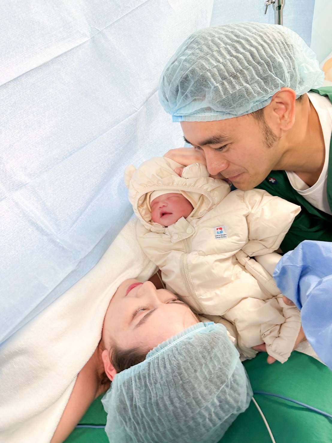 ร่วมยินดี 'เต๊ะ ศตวรรษ' เป็นคุณพ่อเต็มตัว ภรรยาคลอดลูกสาว 'น้องยาดาห์' แล้ววันนี้