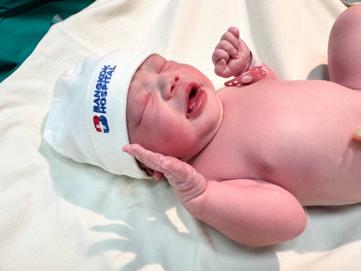 ร่วมยินดี 'เต๊ะ ศตวรรษ' เป็นคุณพ่อเต็มตัว ภรรยาคลอดลูกสาว 'น้องยาดาห์' แล้ววันนี้