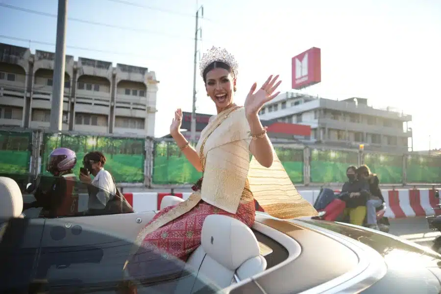 เปิดภาพแห่ 'แอนโทเนีย' กลับโคราช ฉลองใหญ่หลังคว้ารองอันดับ 1 Miss Universe 2023