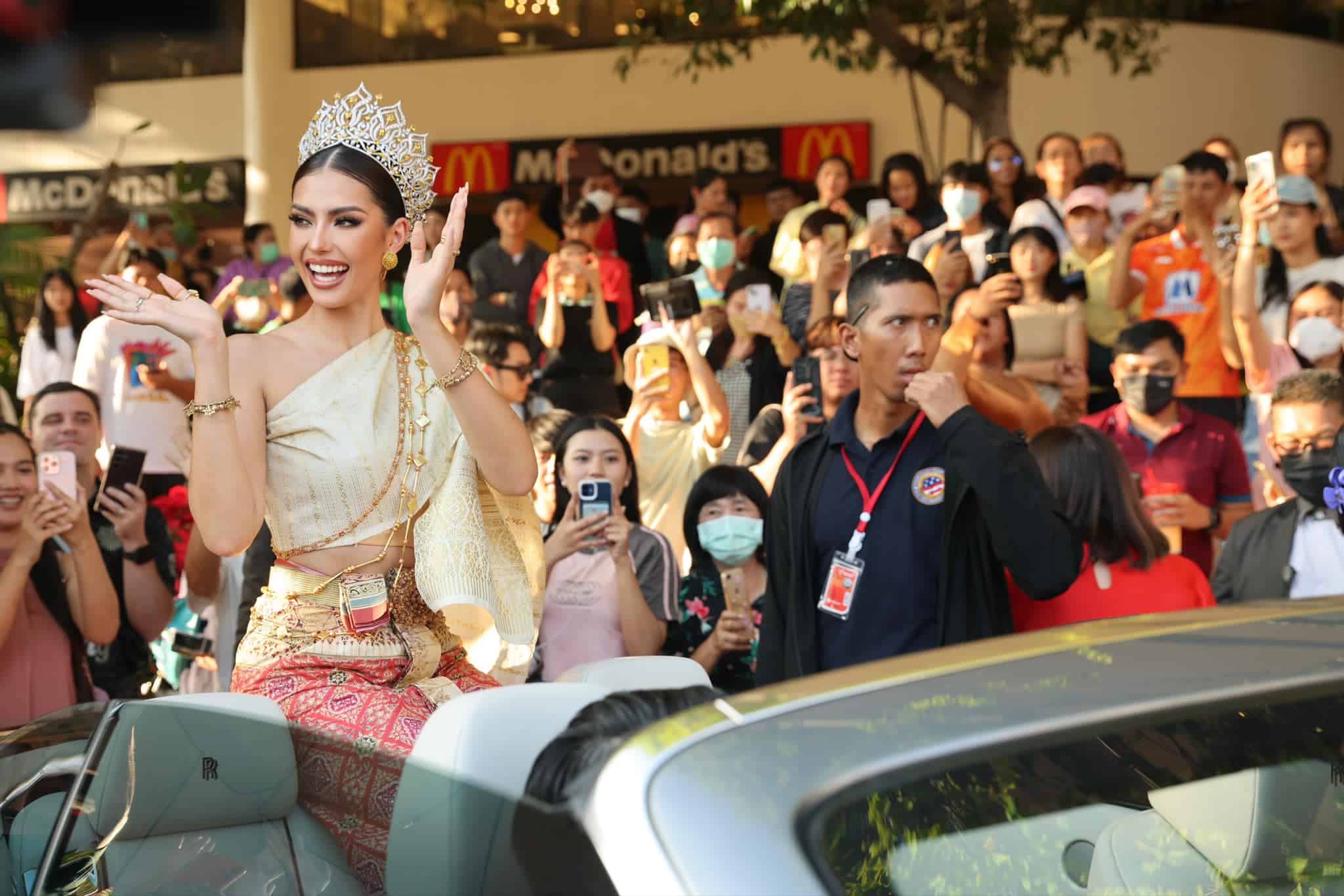 เปิดภาพแห่ 'แอนโทเนีย' กลับโคราช ฉลองใหญ่หลังคว้ารองอันดับ 1 Miss Universe 2023