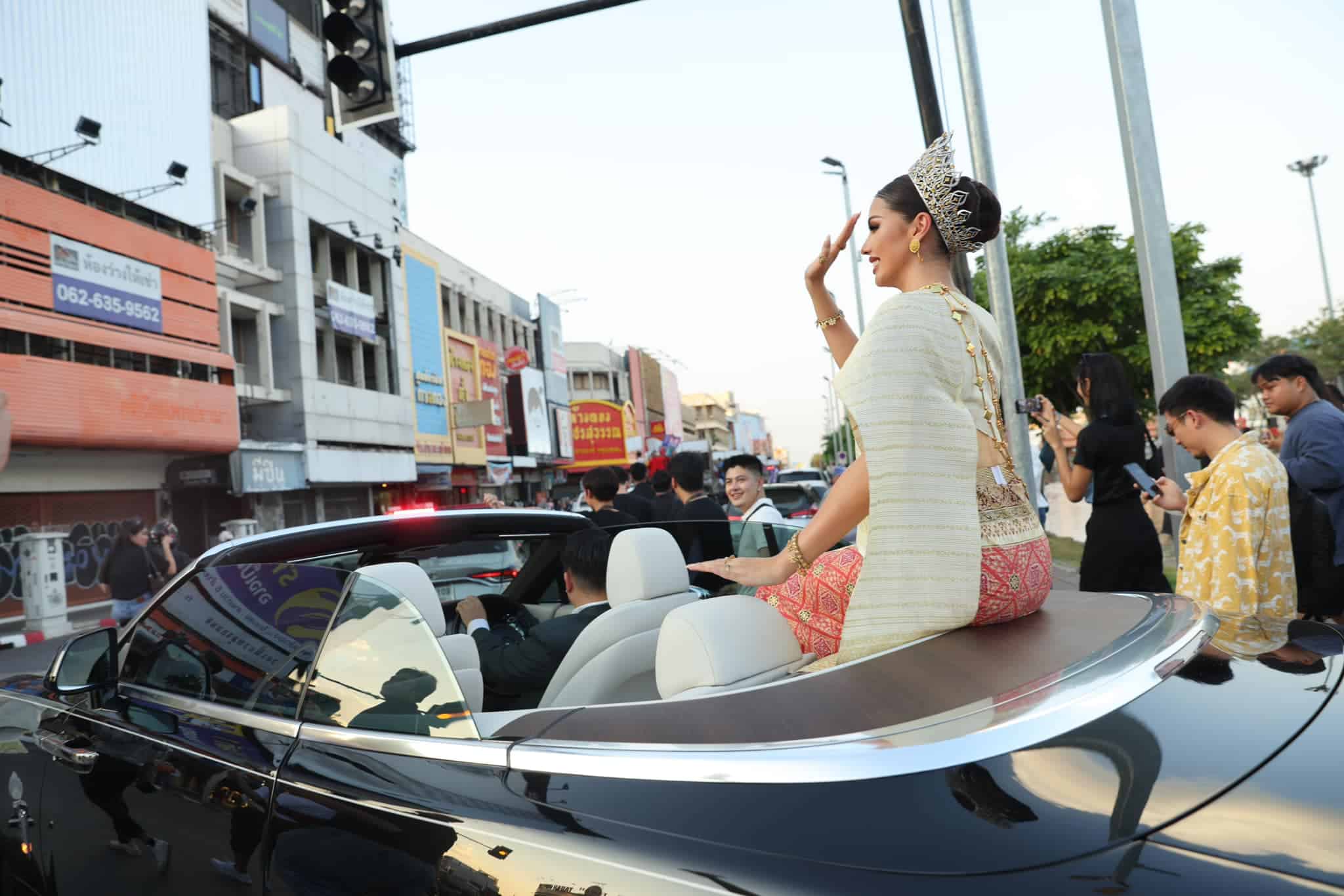 เปิดภาพแห่ 'แอนโทเนีย' กลับโคราช ฉลองใหญ่หลังคว้ารองอันดับ 1 Miss Universe 2023