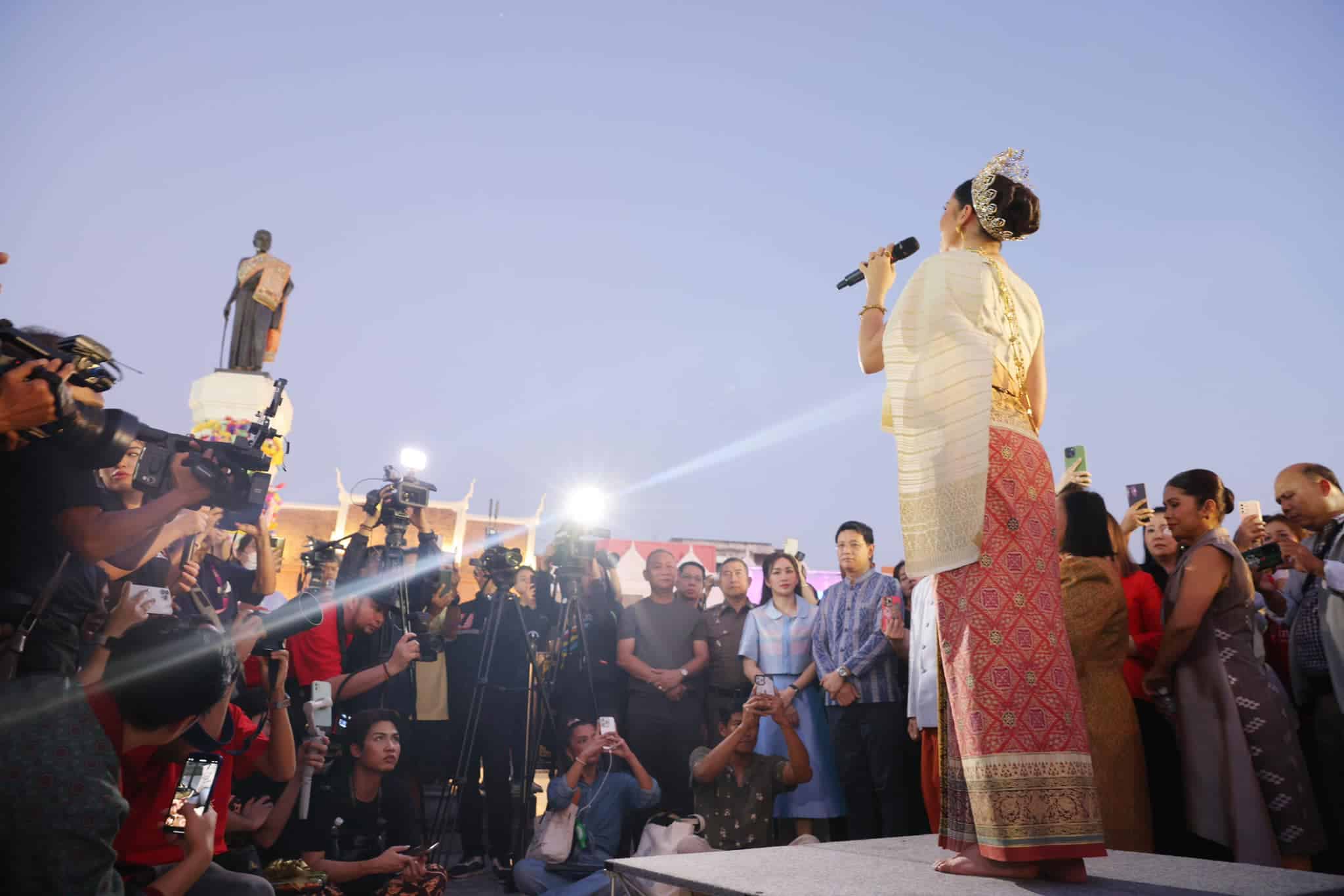 เปิดภาพแห่ 'แอนโทเนีย' กลับโคราช ฉลองใหญ่หลังคว้ารองอันดับ 1 Miss Universe 2023