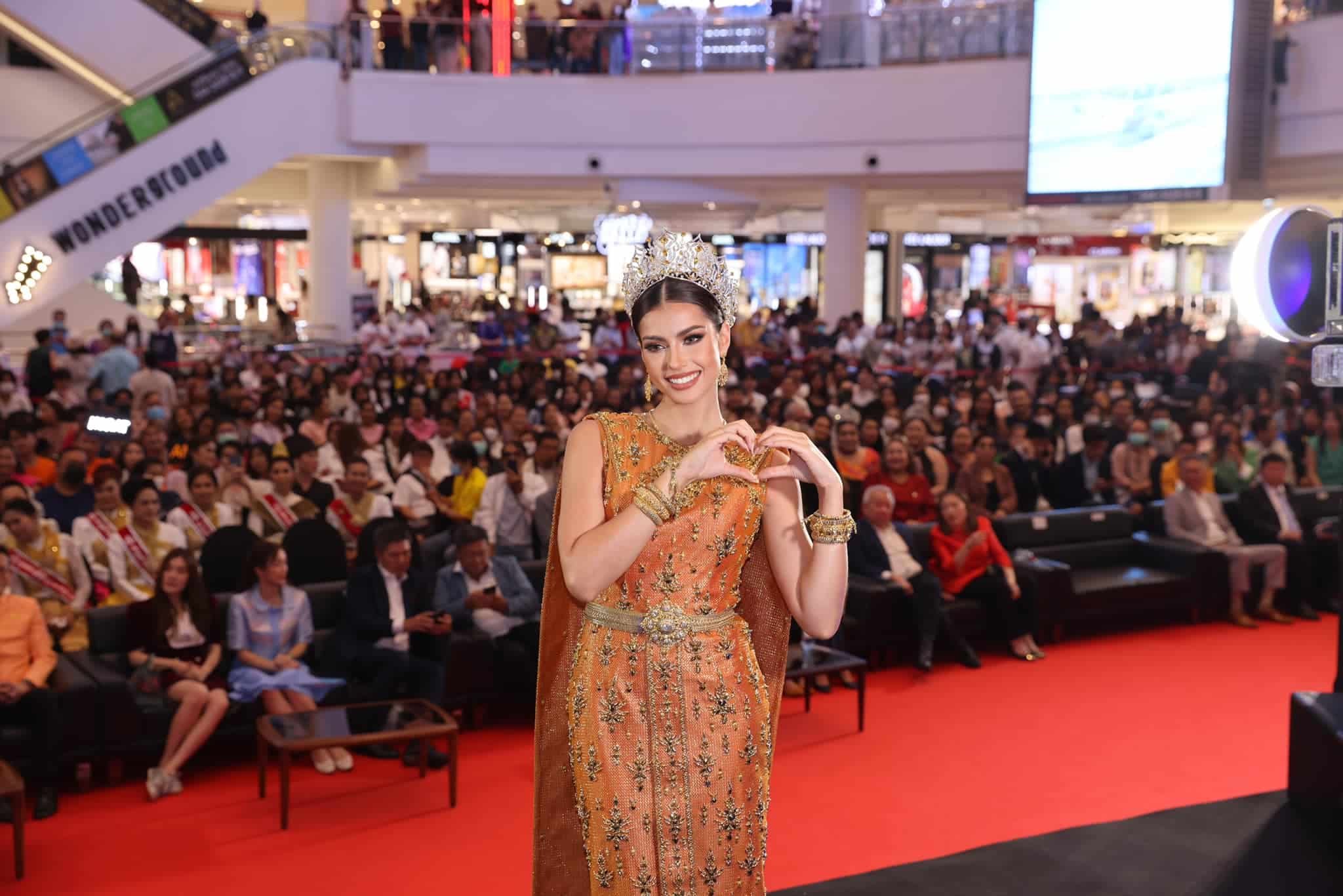 เปิดภาพแห่ 'แอนโทเนีย' กลับโคราช ฉลองใหญ่หลังคว้ารองอันดับ 1 Miss Universe 2023