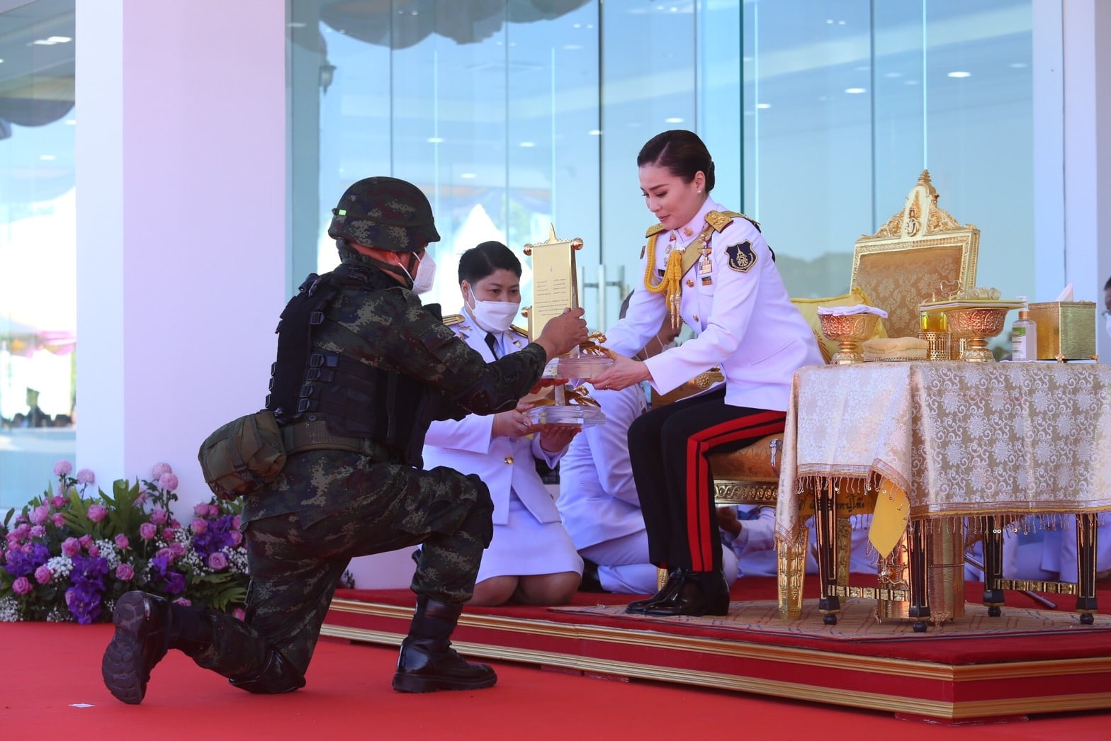 เลขเด็ด พระราชินีเสด็จเข้าสู่พระราชวังและเต้นรำ