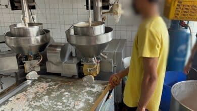 บุกจับโรงงานลูกชิ้นเถื่อน ปทุมธานี