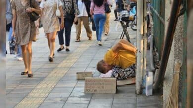 ขอทานฝรั่งกางเกงช้าง