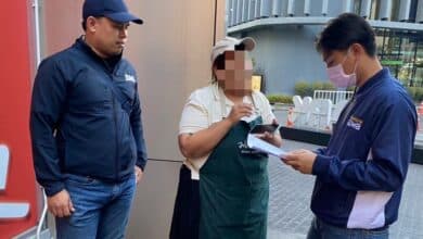 พนักงานสาว ขโมยขอกินในห้าง