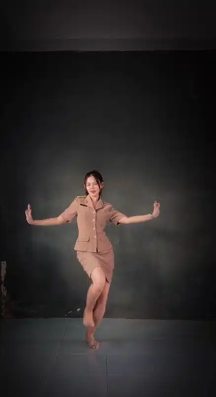คลิป ครูนาฏศิลป์ รำชุดสีกากี tiktok
