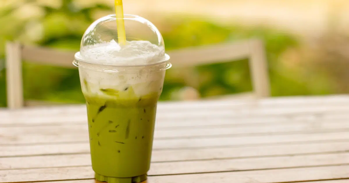 ไขความจริง ทำไม 'ชาเขียว' เป็นสีน้ำตาล แต่ชงเสร็จถึงกลายเป็นสีเขียว