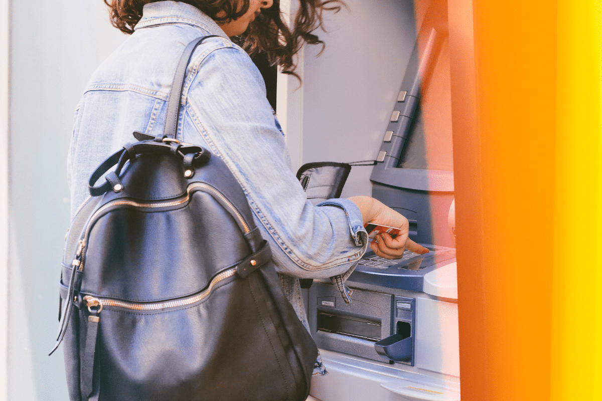 ทำไมธนาคารเก็บค่าบริการ เวลาถอนเงิน