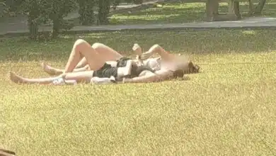 นักท่องเที่ยวสาวนอนอาบแดด