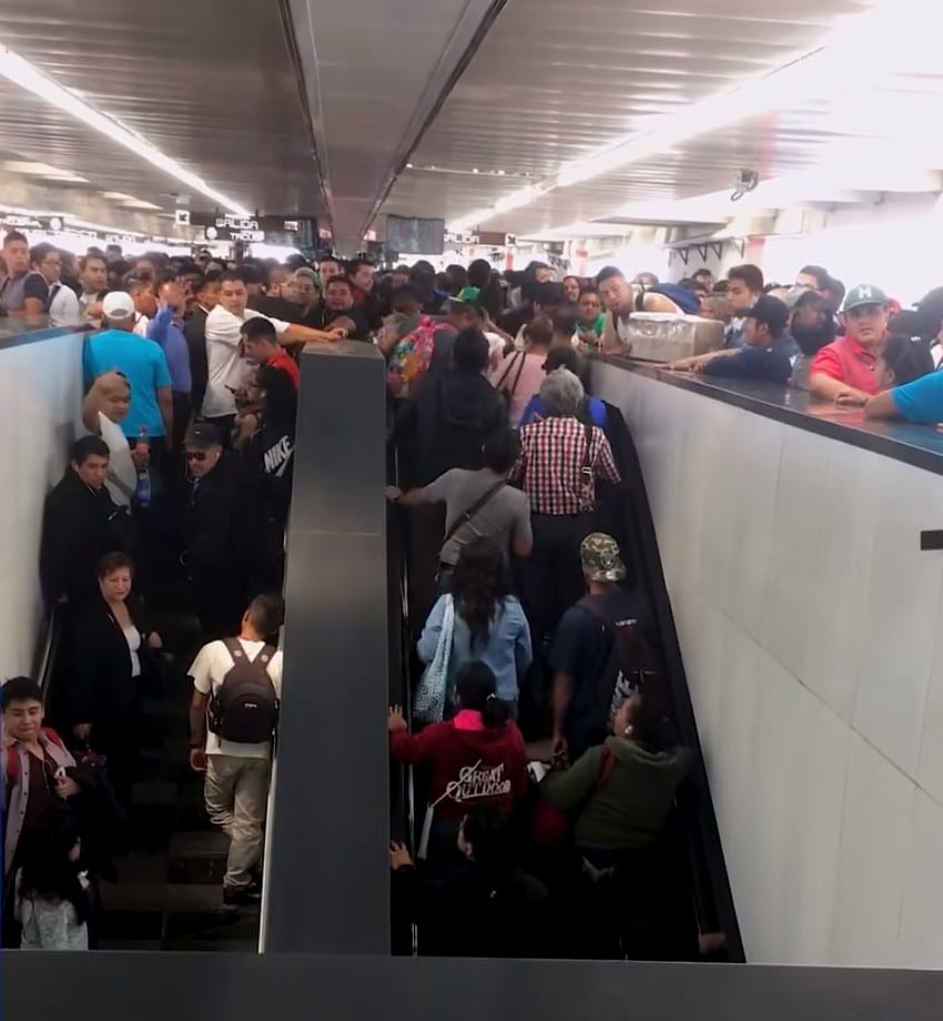 ผู้โดยสารทะลัก บันไดเลื่อนสนามบิน