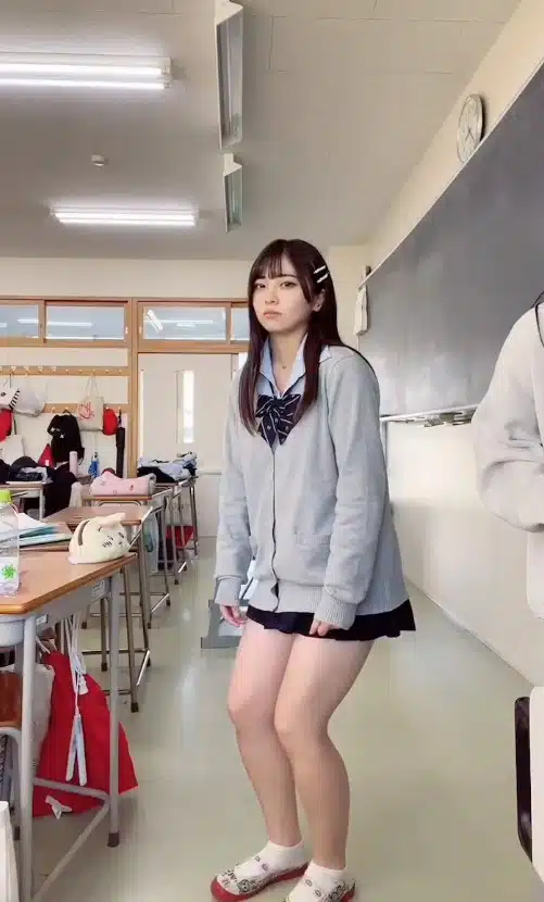 หญิงสาวมัธยมปลายญี่ปุ่น เต้น 18 วิ 2