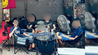 เชน นั่งชู 2 นิ้ว ร้านน้ำกระท่อม