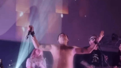 เปลือยขึ้นแสดง