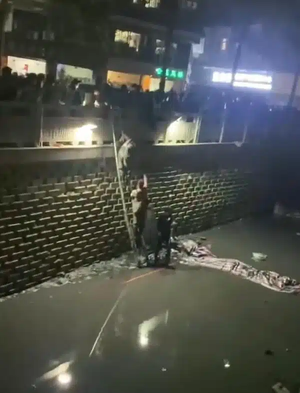 งมแหวนในบ่อโคลน